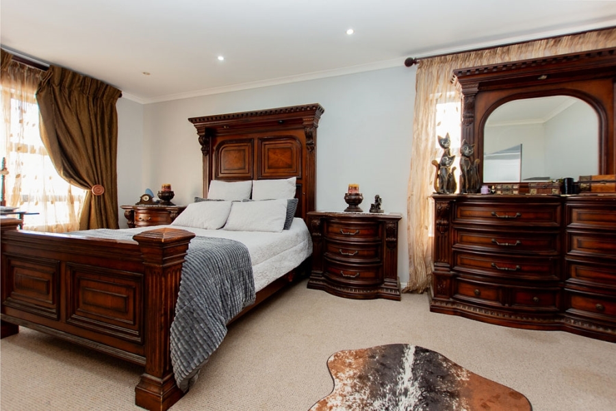 7 Bedroom Property for Sale in Myburgh Park Western Cape